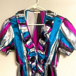 Super fun and flirty top!Nice material with cool details- sleeve/neck details!💕